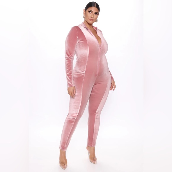 Velvet Jumpsuit
Long Sleeve
Mock Neck
Front Zipper
90% Polyester 10% Spandex - Picture 4 of 4